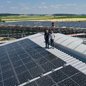 Gut gelüftet mit Hilfe der Sonne und dem GRAMMER Solar TWINSOLAR Geschäftsführer Andreas Bodensteiner und Andreas Weigel