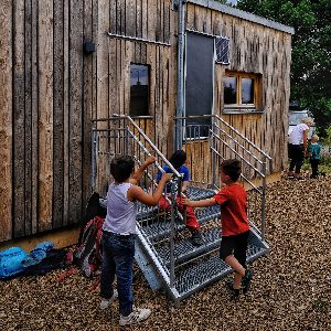 Schematische Darstellung der Lüftung mit dem GRAMMER Solar TWINSOLAR Luftkollektor von GRAMMER Solar im Waldkindergarten Schnaittenbach